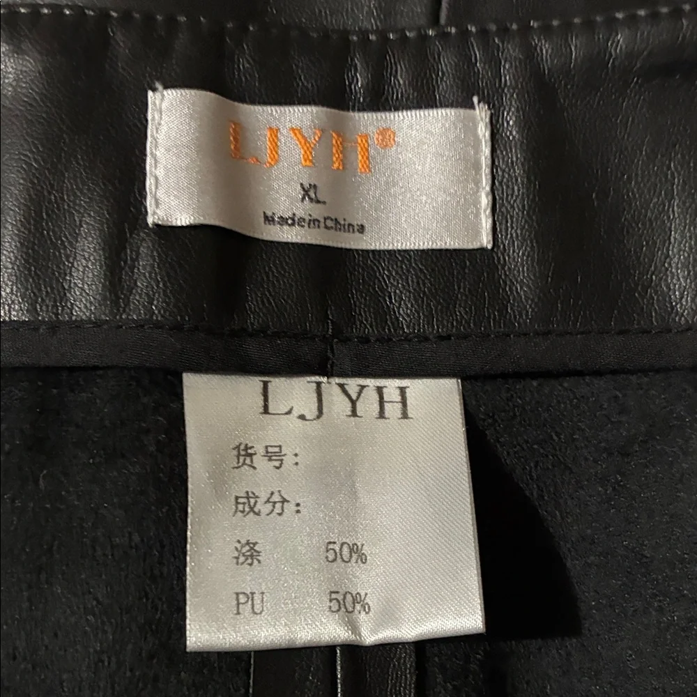 Chic Black Pencil Skirt - Picture 2 of 5